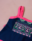 Blue dress with pink straps and floral pockets | Belgian dead stock from the 70s | 7-8 years