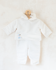 אוברול ומעיל לבנים עם רקמת ילד על מזחלת | 9-12 חודשים
