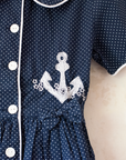 שמלת ימאים מנוקדת עם שני עוגנים רקומים | 5-6 שנים
