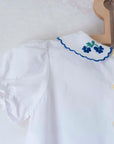 חולצה לבנה עם פרחים רקומים בצווארון | 5-6 שנים