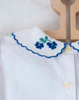 חולצה לבנה עם פרחים רקומים בצווארון | 5-6 שנים
