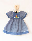 שמלה משובצת כחולה עם רקמת ילדה ושני ברווזים | 3-6 חודשים