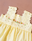 שמלה צהובה עם תחרה וברווזים רקומים | 18-24 חודשים