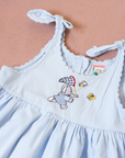שמלה בתכלת עם רקמות של המלך בבר ופרפרים | 12-18 חודשים