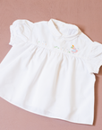 חולצה לבנה צרפתית עם רקמת ילדה וציפורים | 3-6 חודשים
