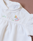 חולצה לבנה צרפתית עם רקמת ילדה וציפורים | 3-6 חודשים