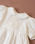שמלה לבנה מבית איב סאן לורן עם צדפות רקומות | 12-18 חודשים