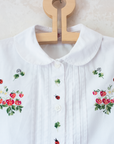 חולצה לבנה עם רקמות תותים וחיפושיות | 6-7 שנים
