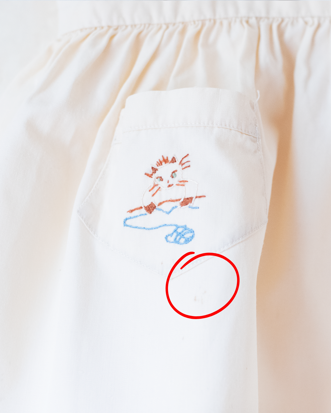 טוניקה עם חתולים רקומים משחקים בצמר | דד סטוק איטלקי | 12-24 חודשים