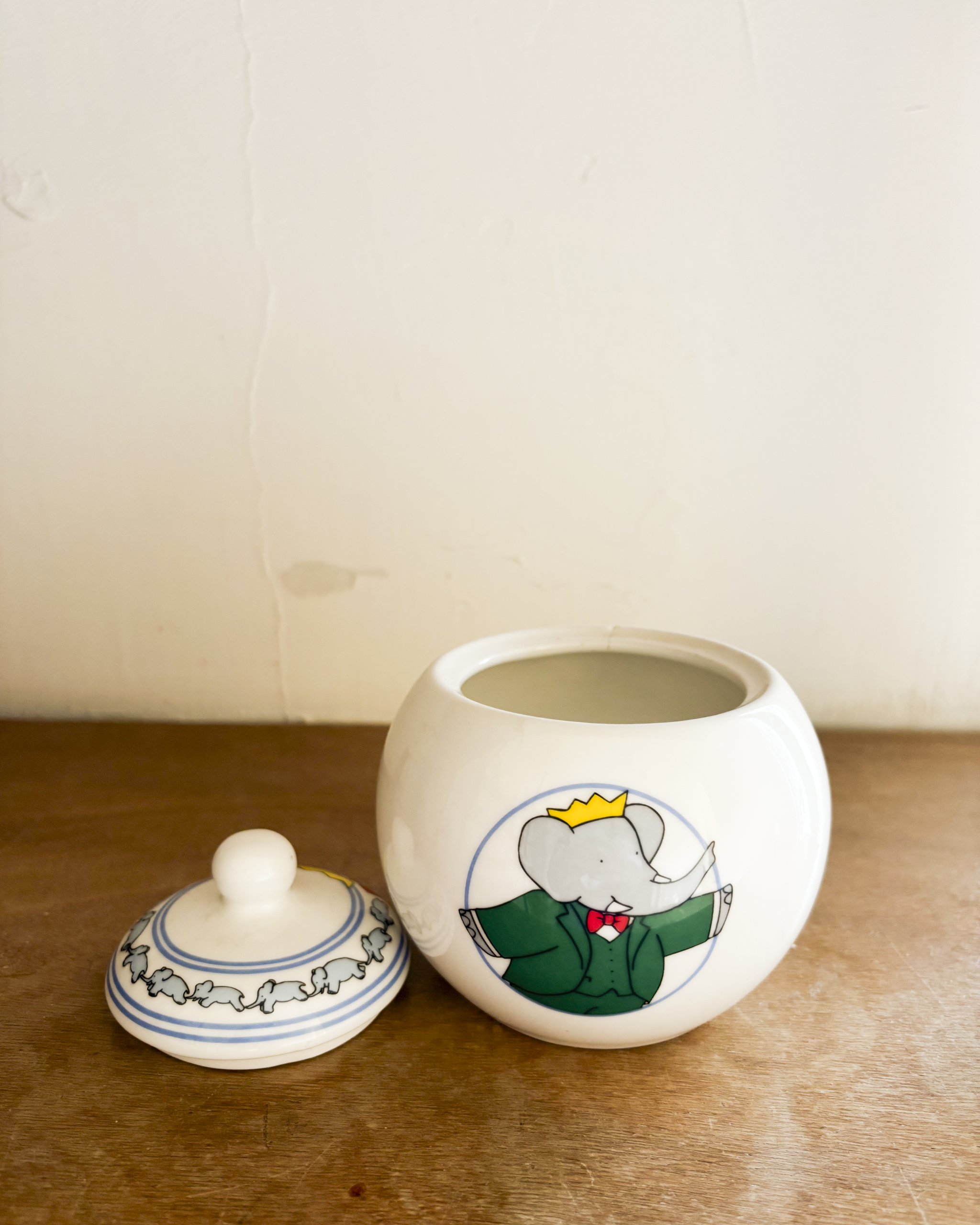 צנצנת פורצלן לבנה עם המלך בבר