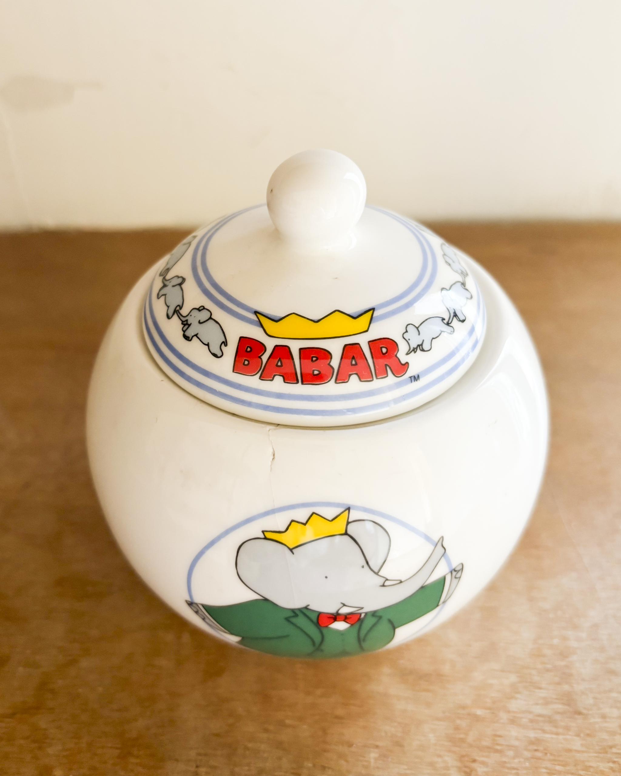 צנצנת פורצלן לבנה עם המלך בבר