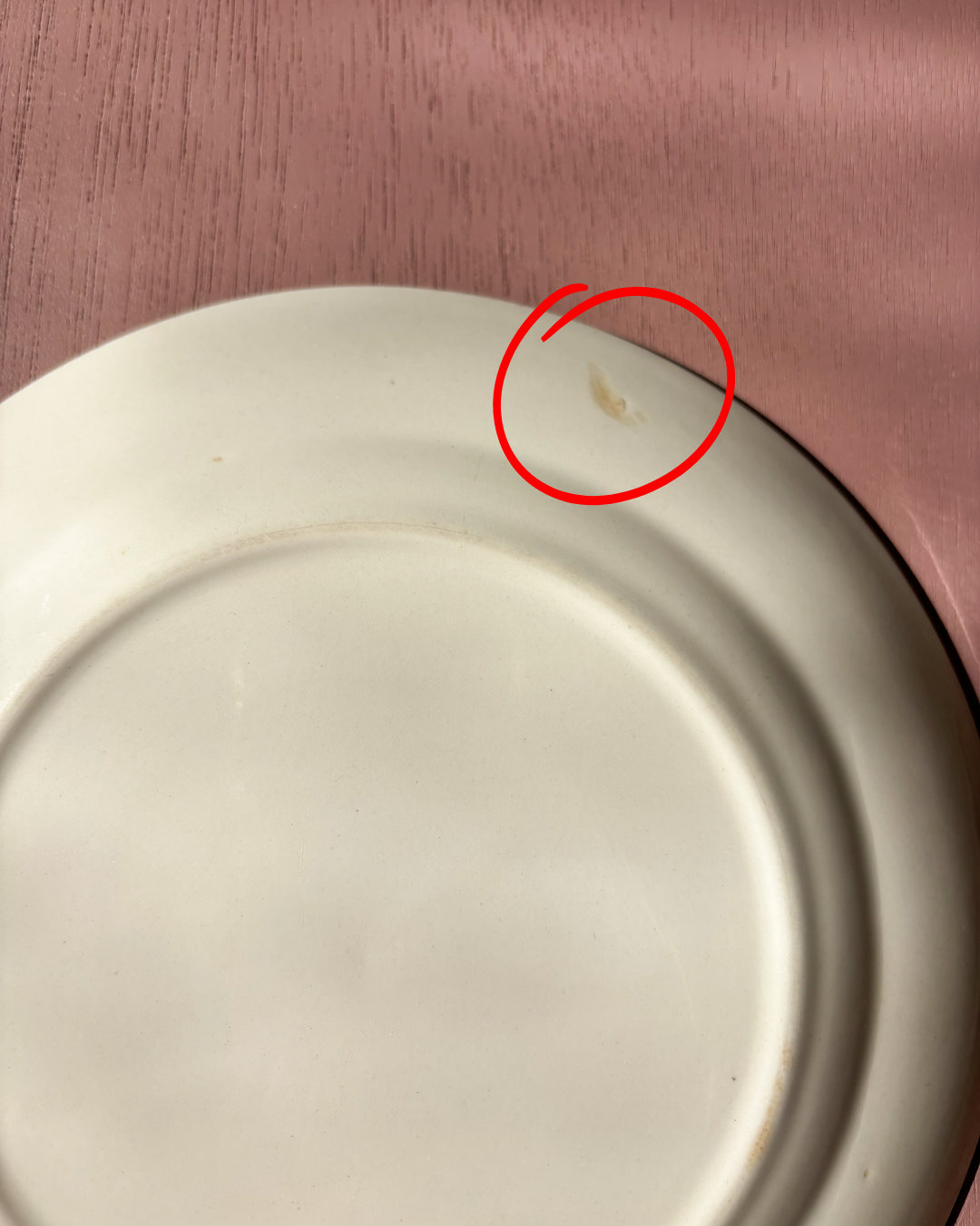 צלחת פורצלן עם כיפה אדומה