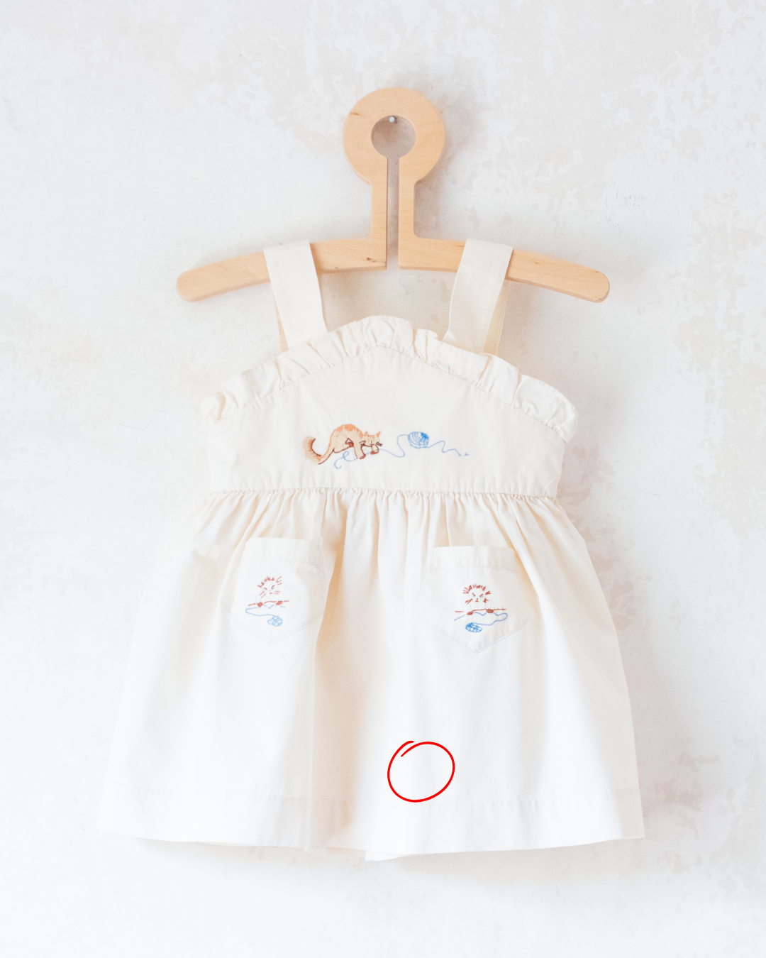 טוניקה עם חתולים רקומים משחקים בצמר | דד סטוק איטלקי | 12-24 חודשים