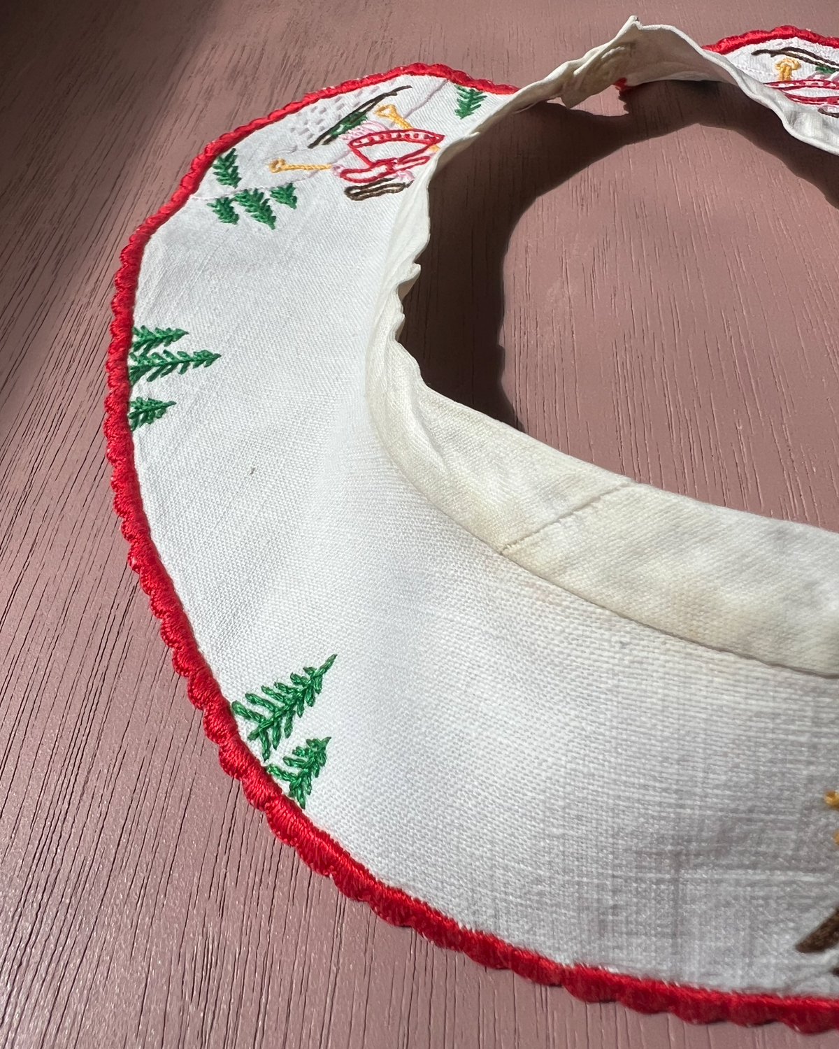 קולר כותנה עם רקמות עצי אשוח וילדות גולשות סקי | פיס צרפתי משנות ה50