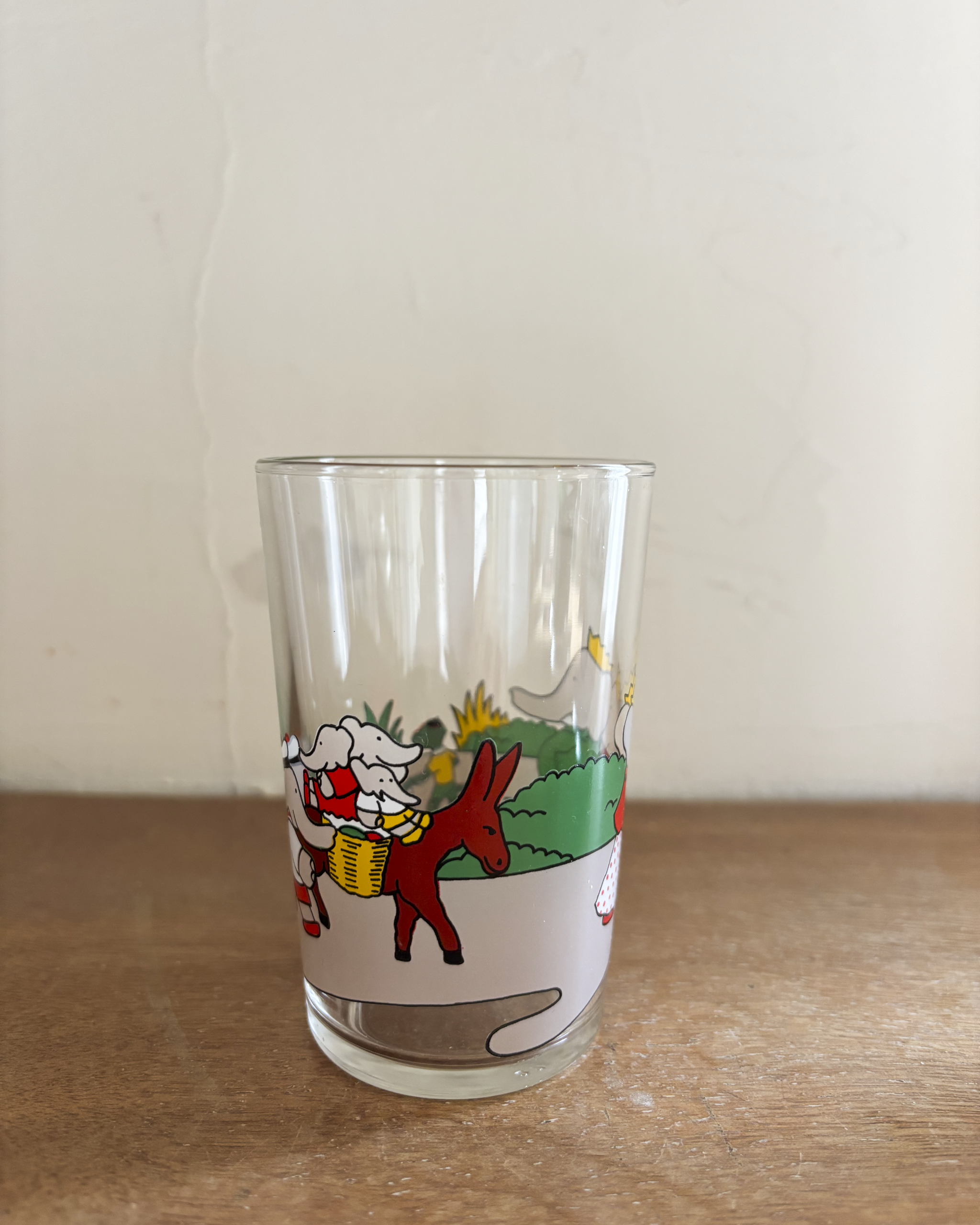 כוס שתייה | המלך בבר וחבריו בטיול עם חמור