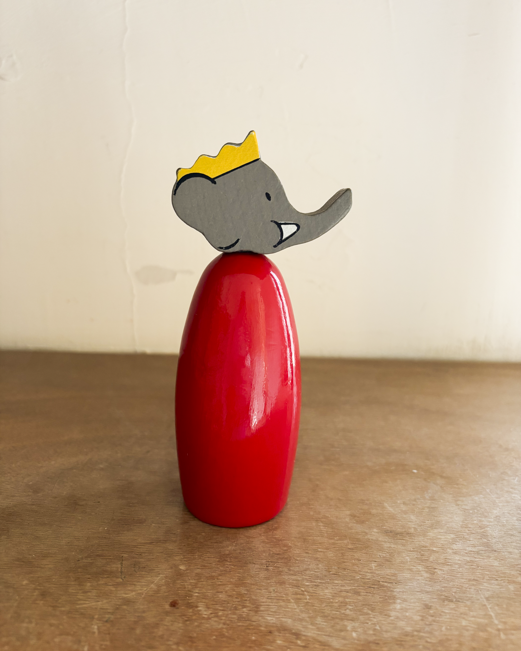 פסלון עץ אדום עם המלך בבר