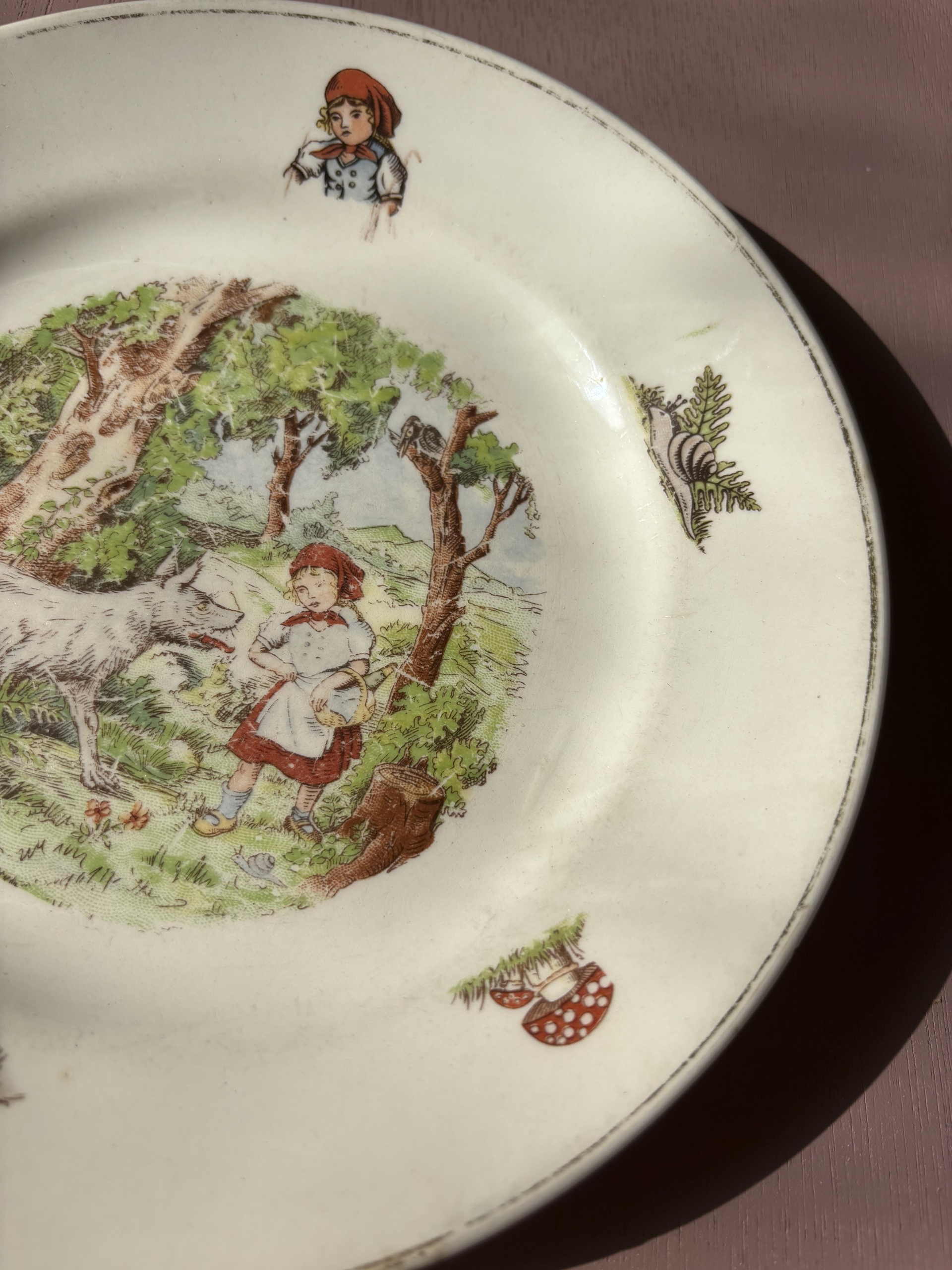 צלחת פורצלן עם כיפה אדומה