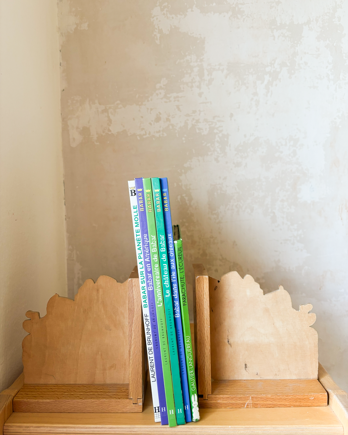 Wooden stand for books | King Babar