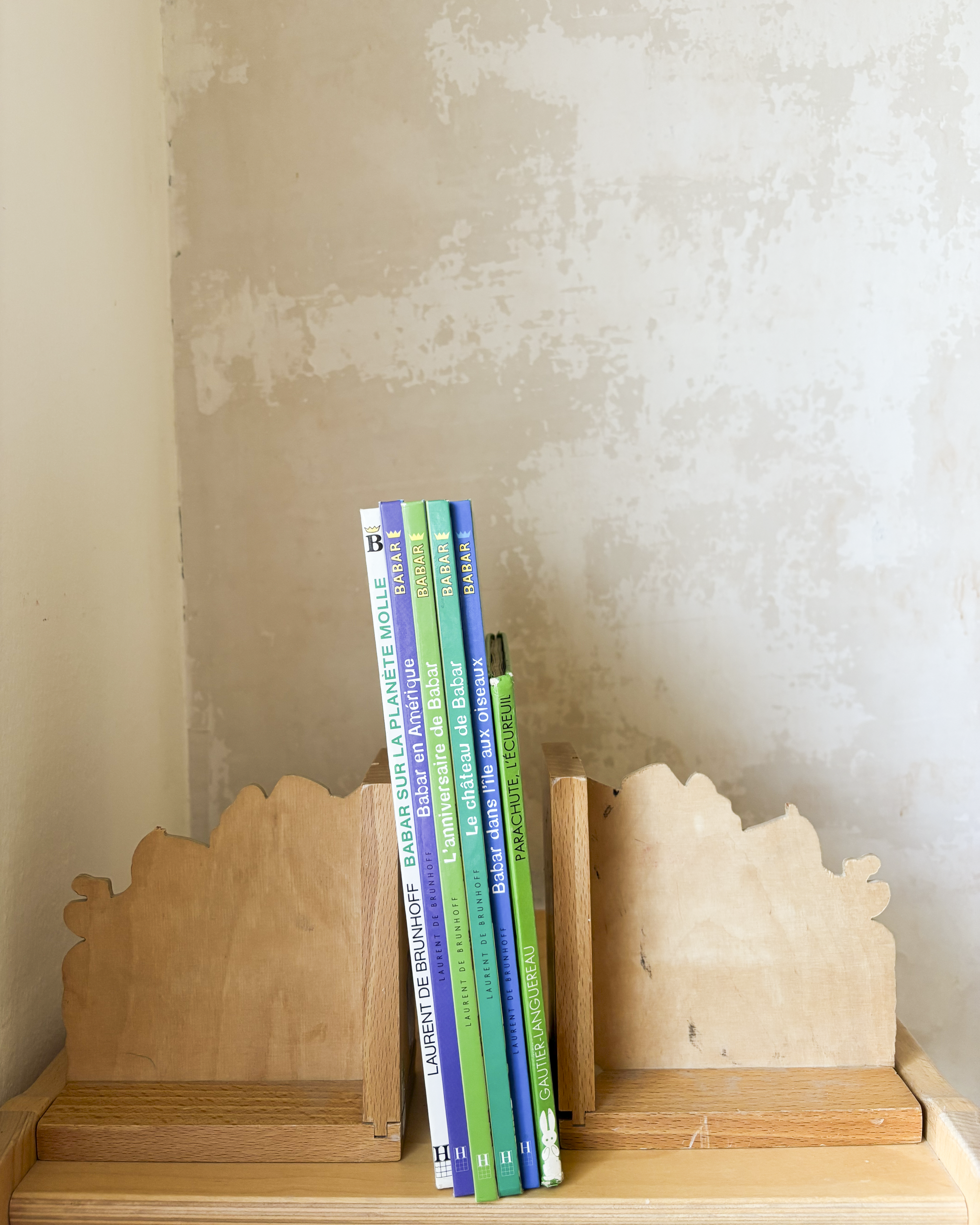 מעמד עץ לספרים | המלך בבר