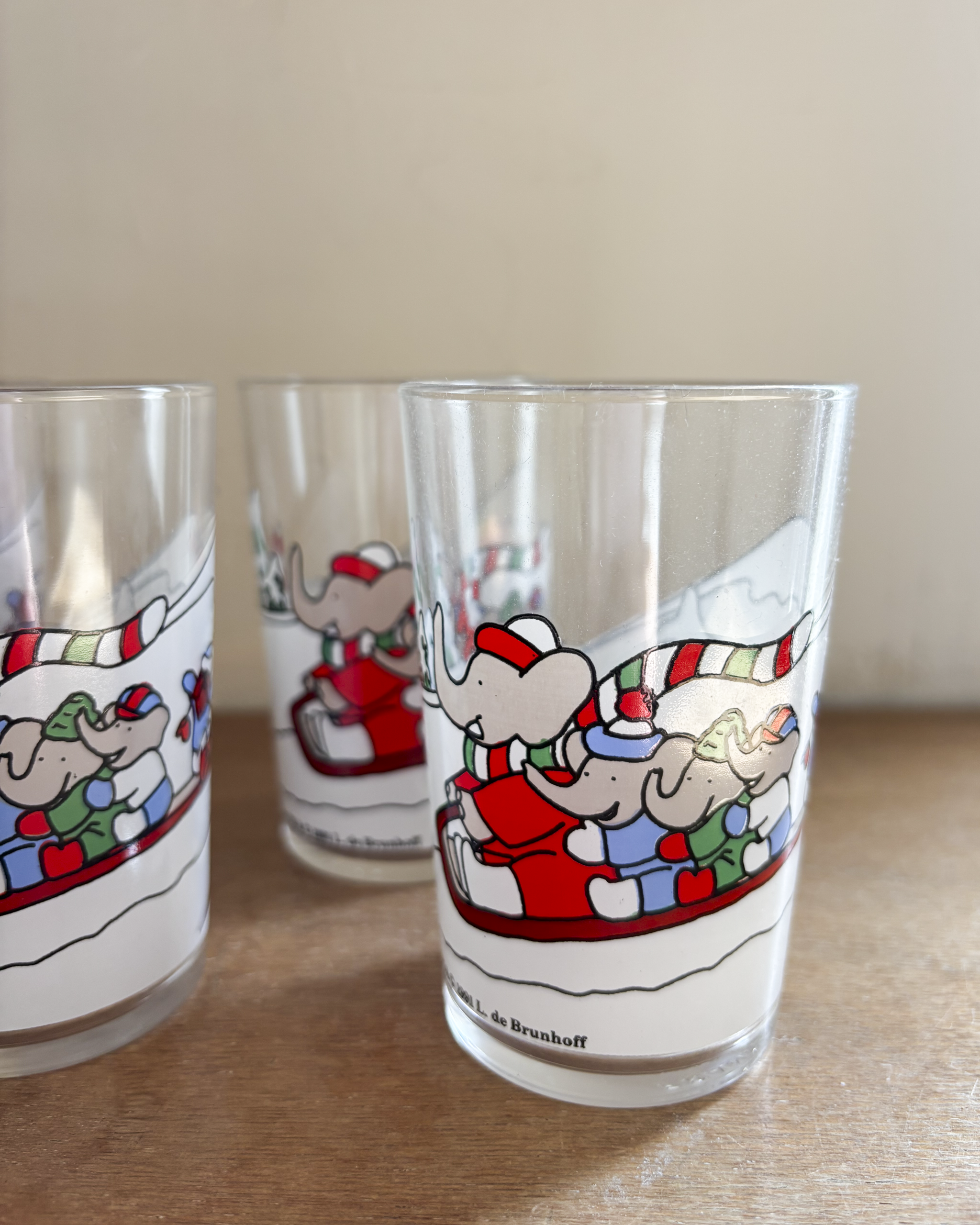 רביעיית כוסות | המלך בבר וחבריו במזחלת שלג