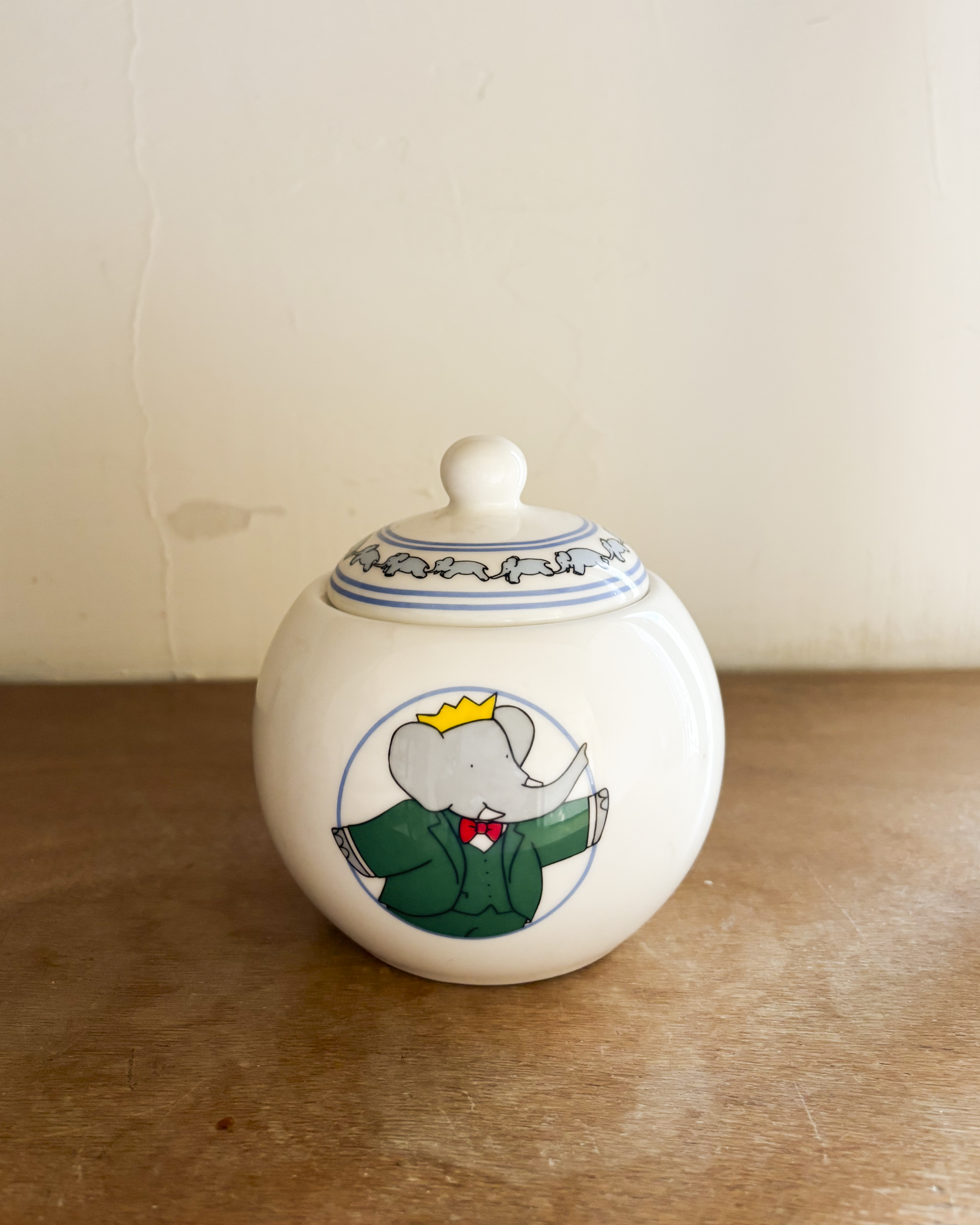 צנצנת פורצלן לבנה עם המלך בבר