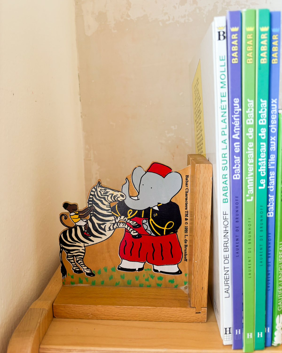 Wooden stand for books | King Babar