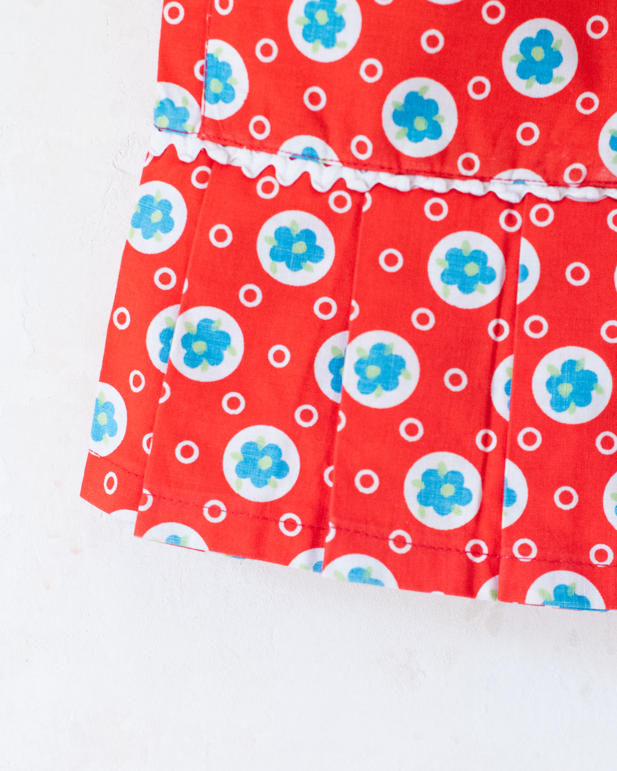 גופיה אדומה מהסיקסטיז עם פרחים | 2-3 שנים