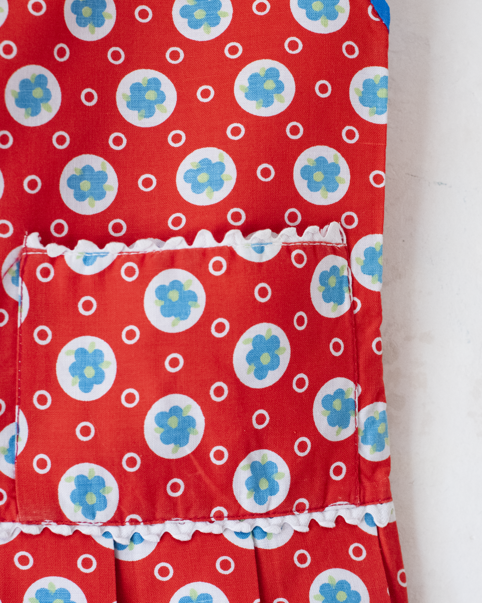 גופיה אדומה מהסיקסטיז עם פרחים | 2-3 שנים