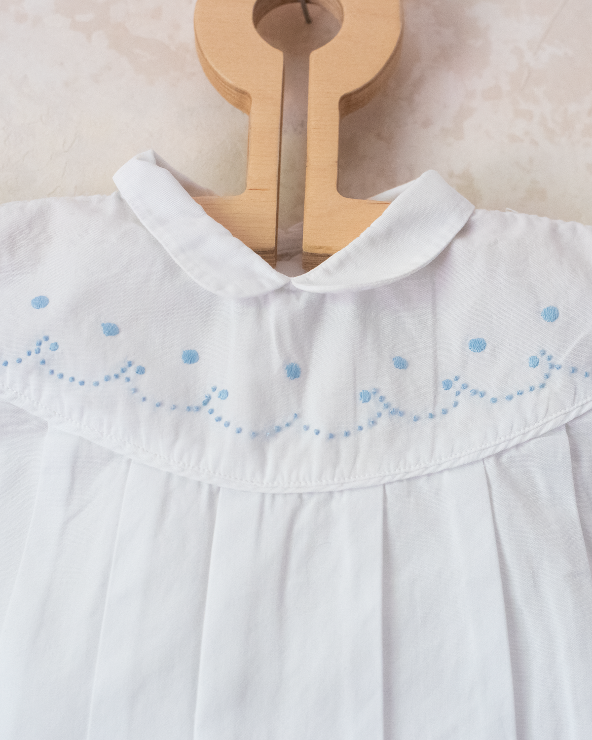 White 1950s shirt with embroidery and pleats | 3-6 months