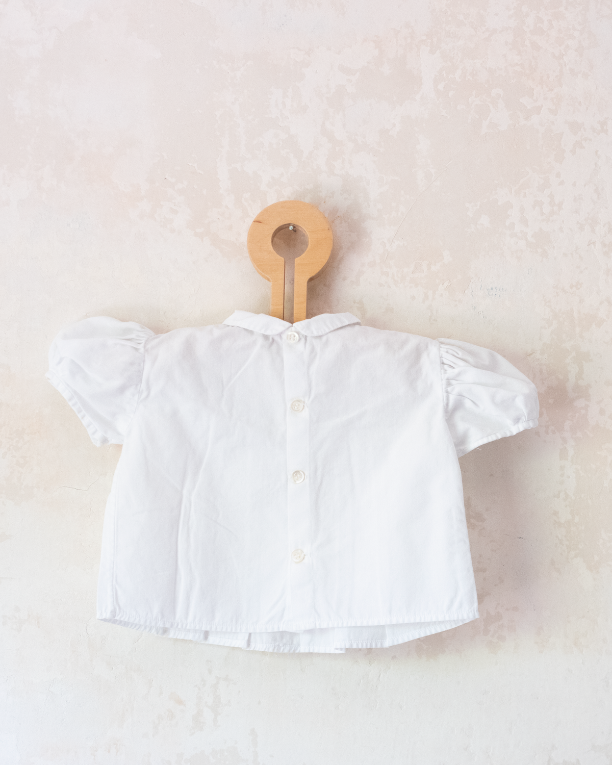 White 1950s shirt with embroidery and pleats | 3-6 months