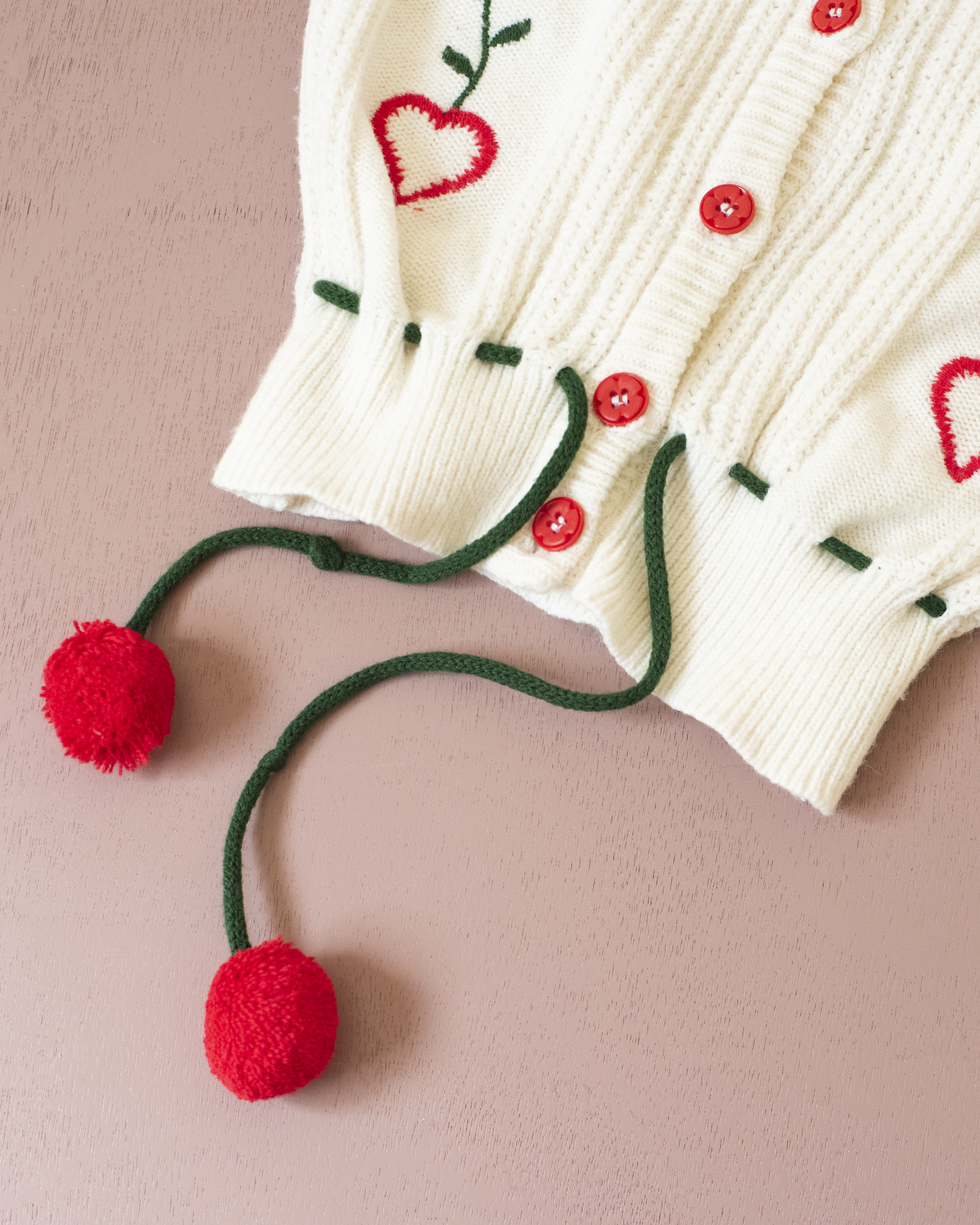 קרדיגן צמר לבן עם לבבות ופונפונים | 2-3 שנים