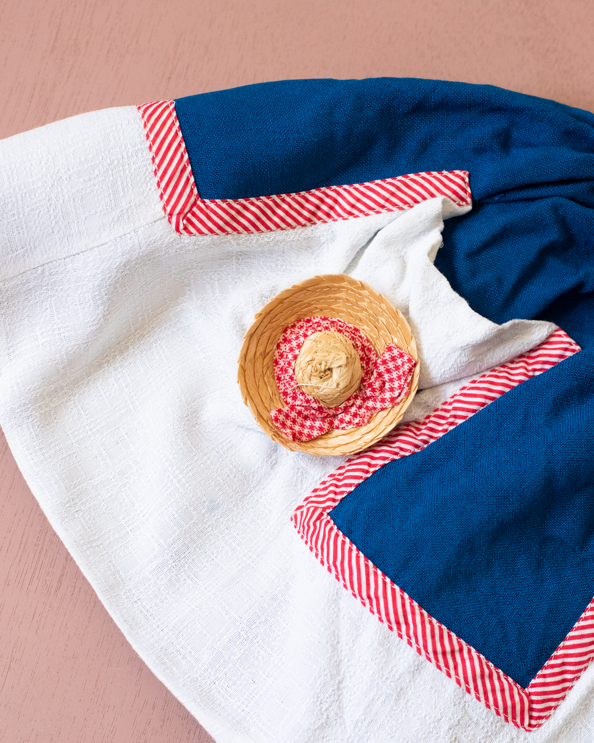Blue, white and red skirt with cat and straw hat | 2-3 years