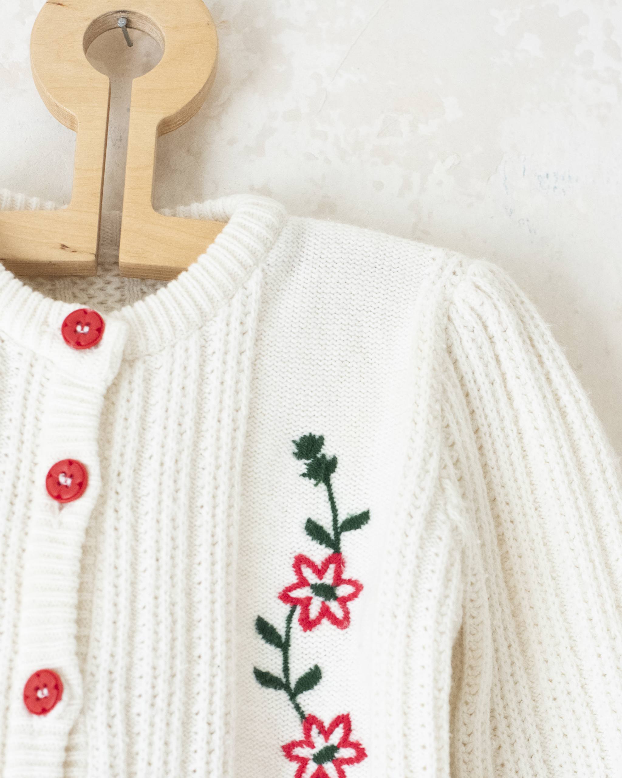 קרדיגן צמר לבן עם לבבות ופונפונים | 2-3 שנים