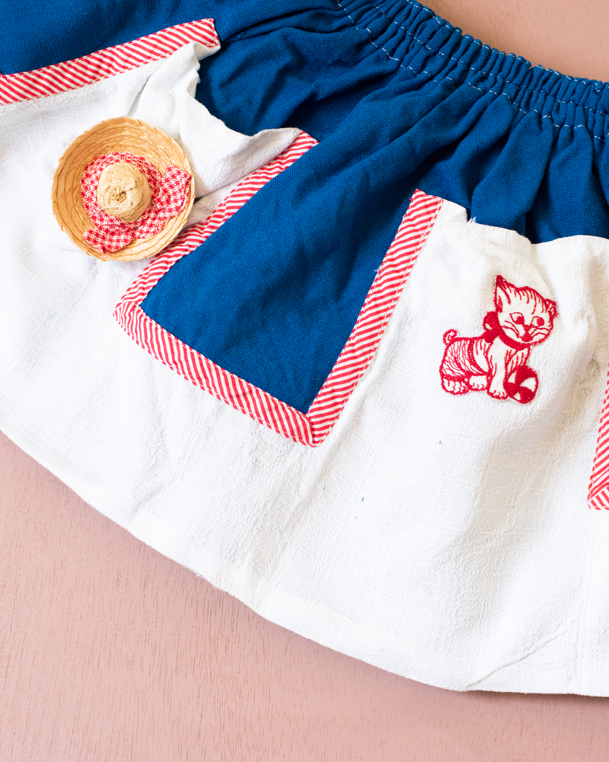 Blue, white and red skirt with cat and straw hat | 2-3 years