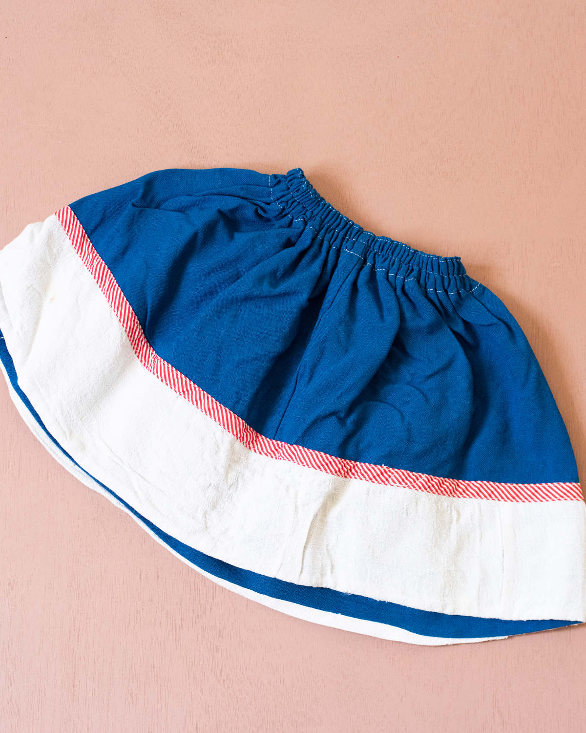 Blue, white and red skirt with cat and straw hat | 2-3 years