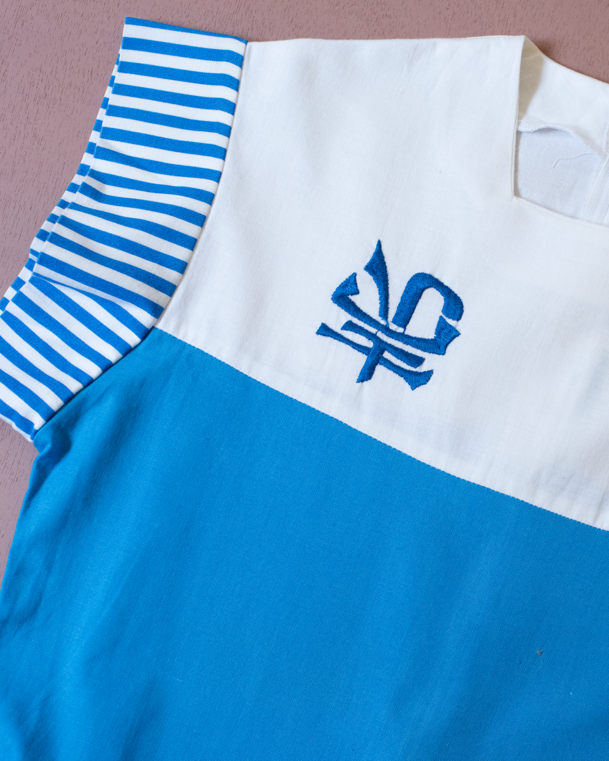 Light blue and white dress with Chinese embroidery | 10-11 years