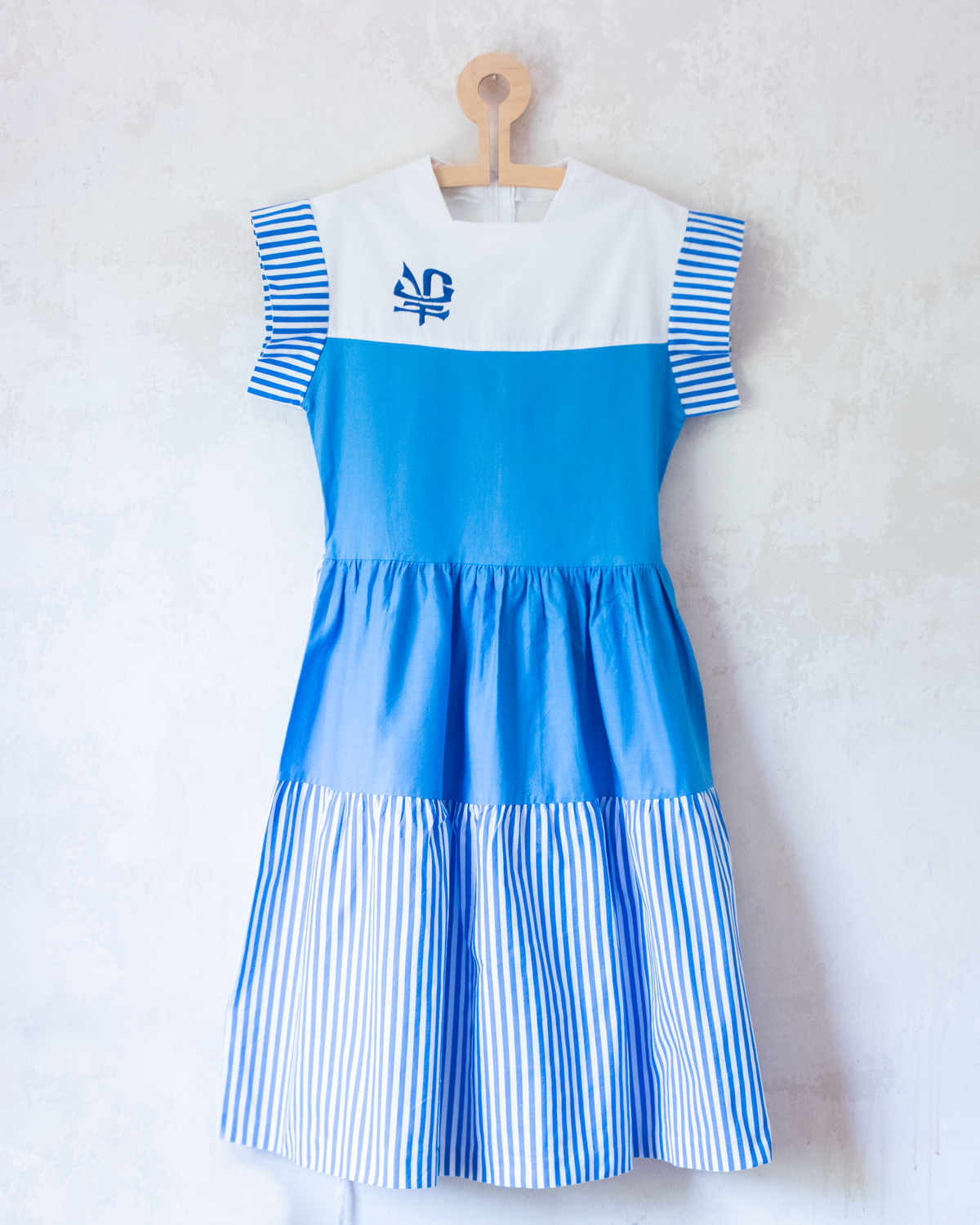Light blue and white dress with Chinese embroidery | 10-11 years