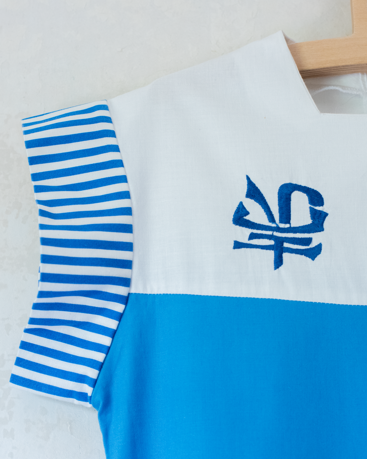 Light blue and white dress with Chinese embroidery | 10-11 years