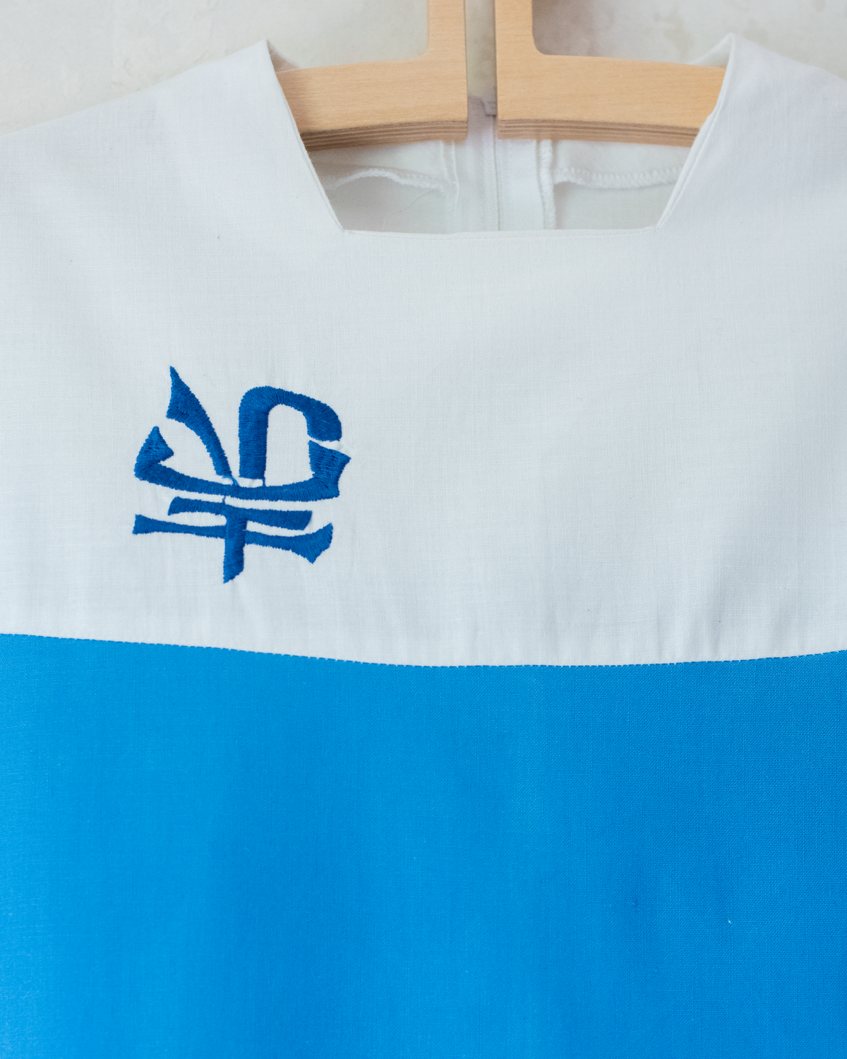 Light blue and white dress with Chinese embroidery | 10-11 years