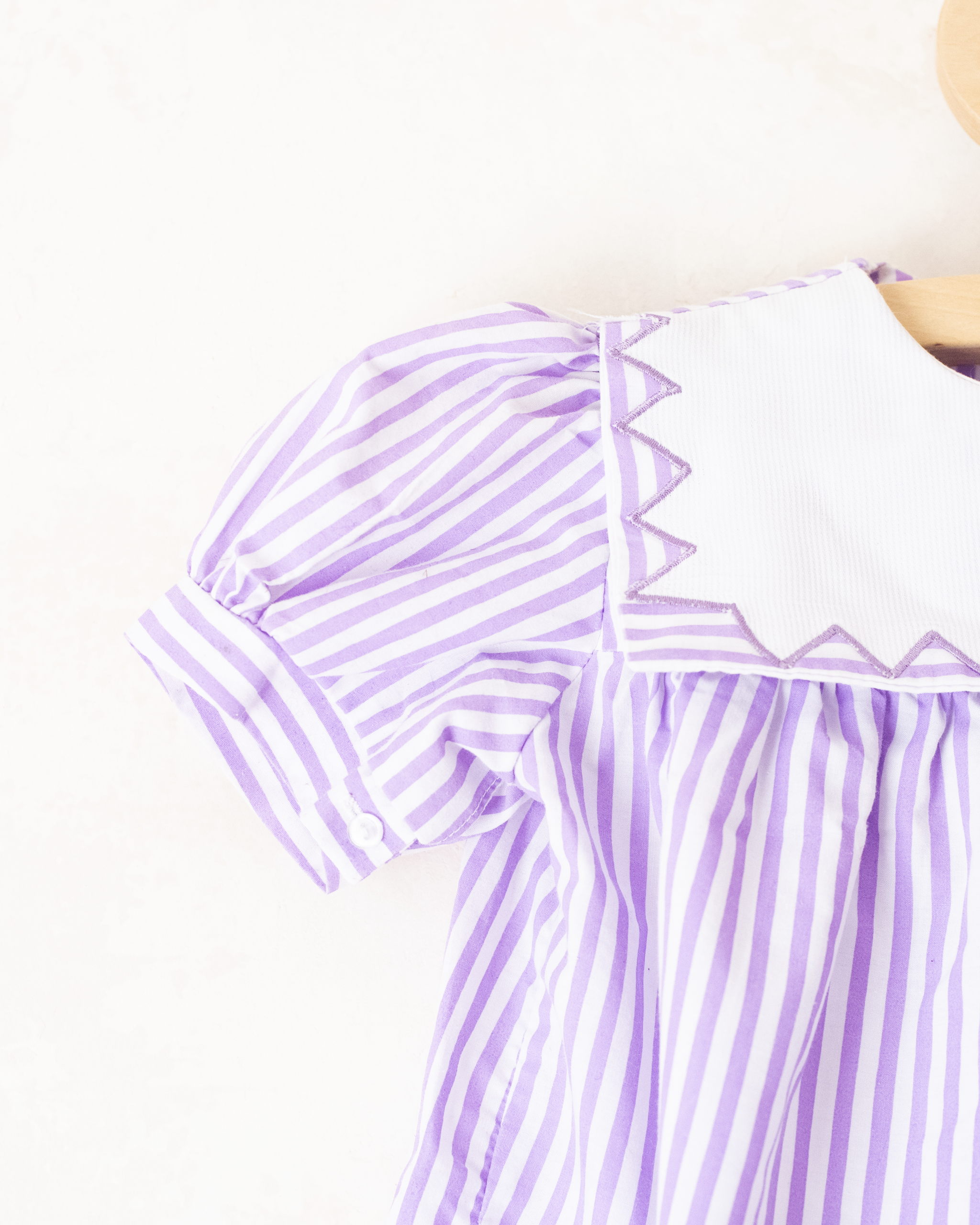 אוברול ימאים עם פסים וצווארון רקום | 18-24 חודשים