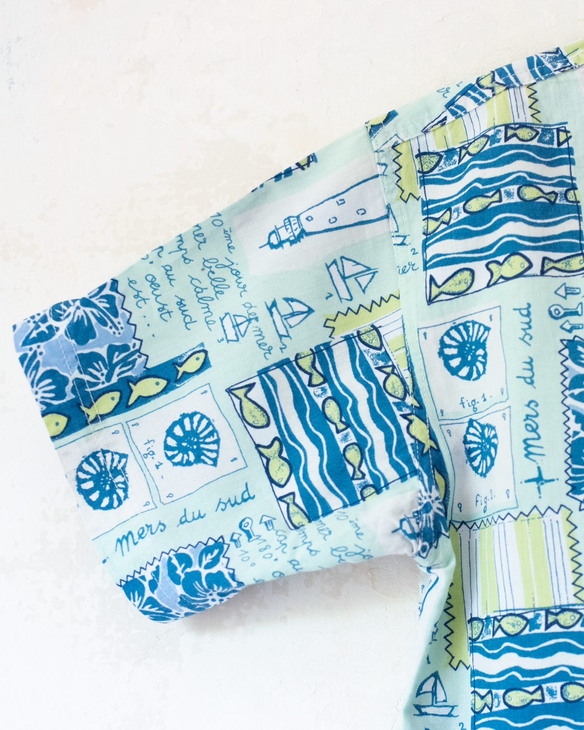Short button-down shirt in shades of blue with summer prints | 9-10 years