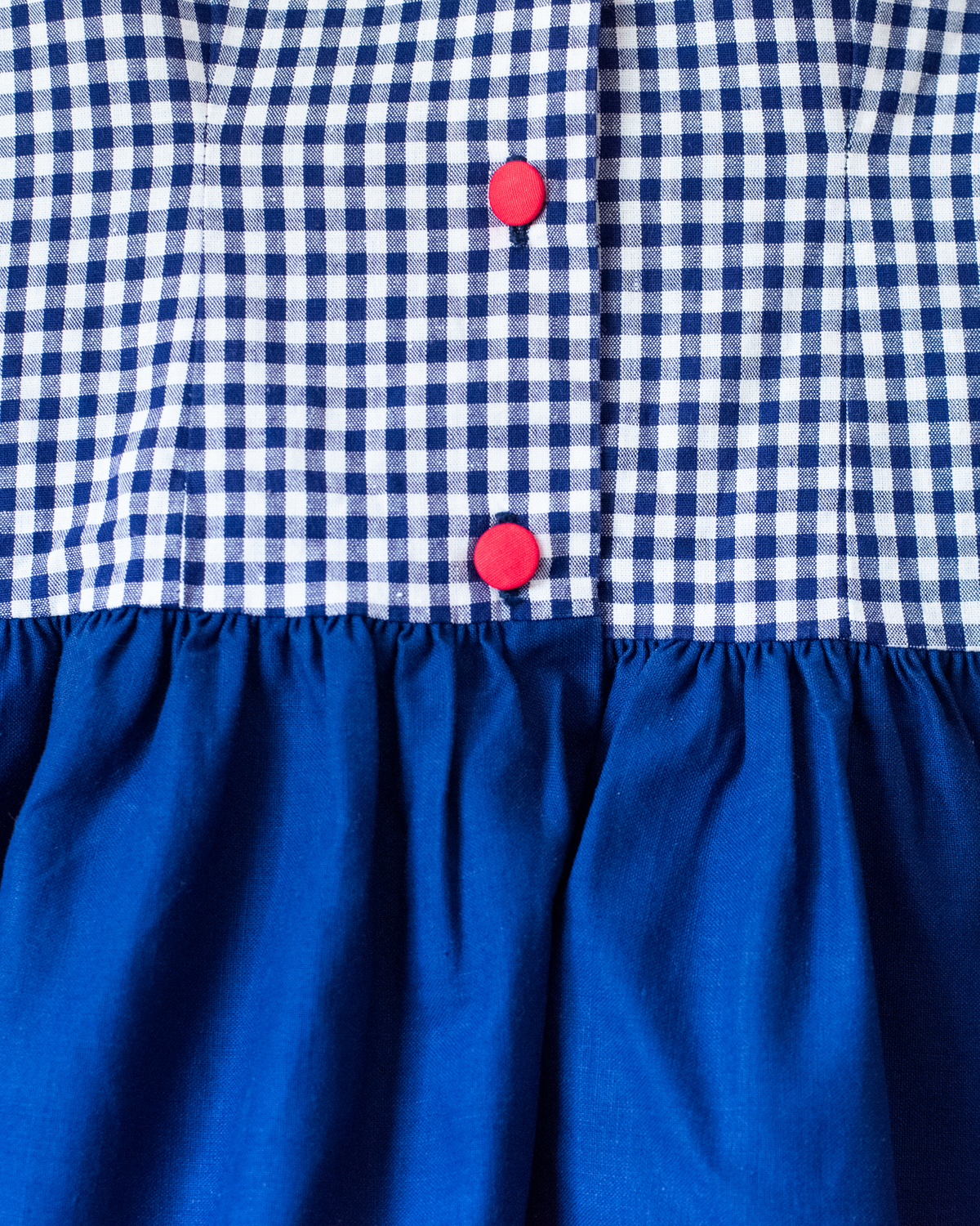 Blue dress with checks and red buttons | French deadstock from the 70s | 5-6 years