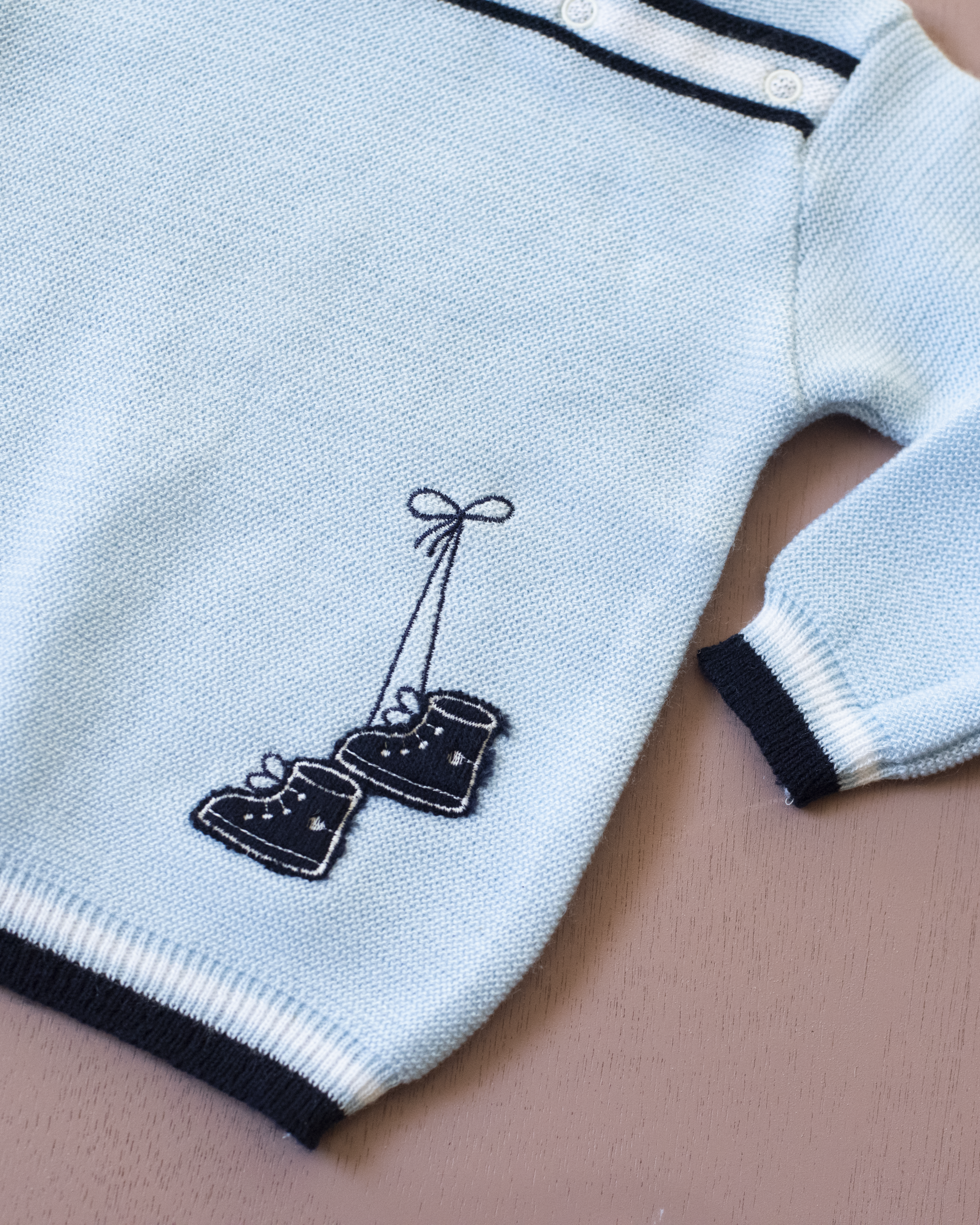 סריג תכלת עם מגפיים רקומות | דד סטוק צרפתי | 9-12 חודשים