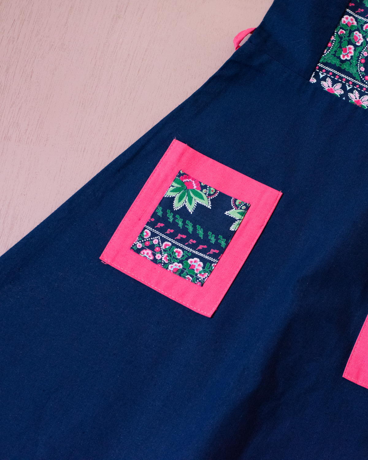 Blue dress with pink straps and floral pockets | Belgian dead stock from the 70s | 7-8 years