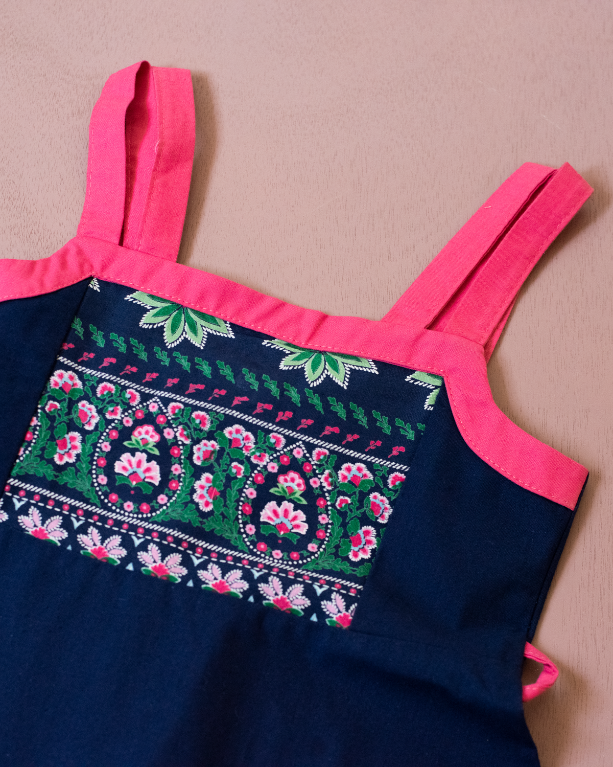 Blue dress with pink straps and floral pockets | Belgian dead stock from the 70s | 7-8 years