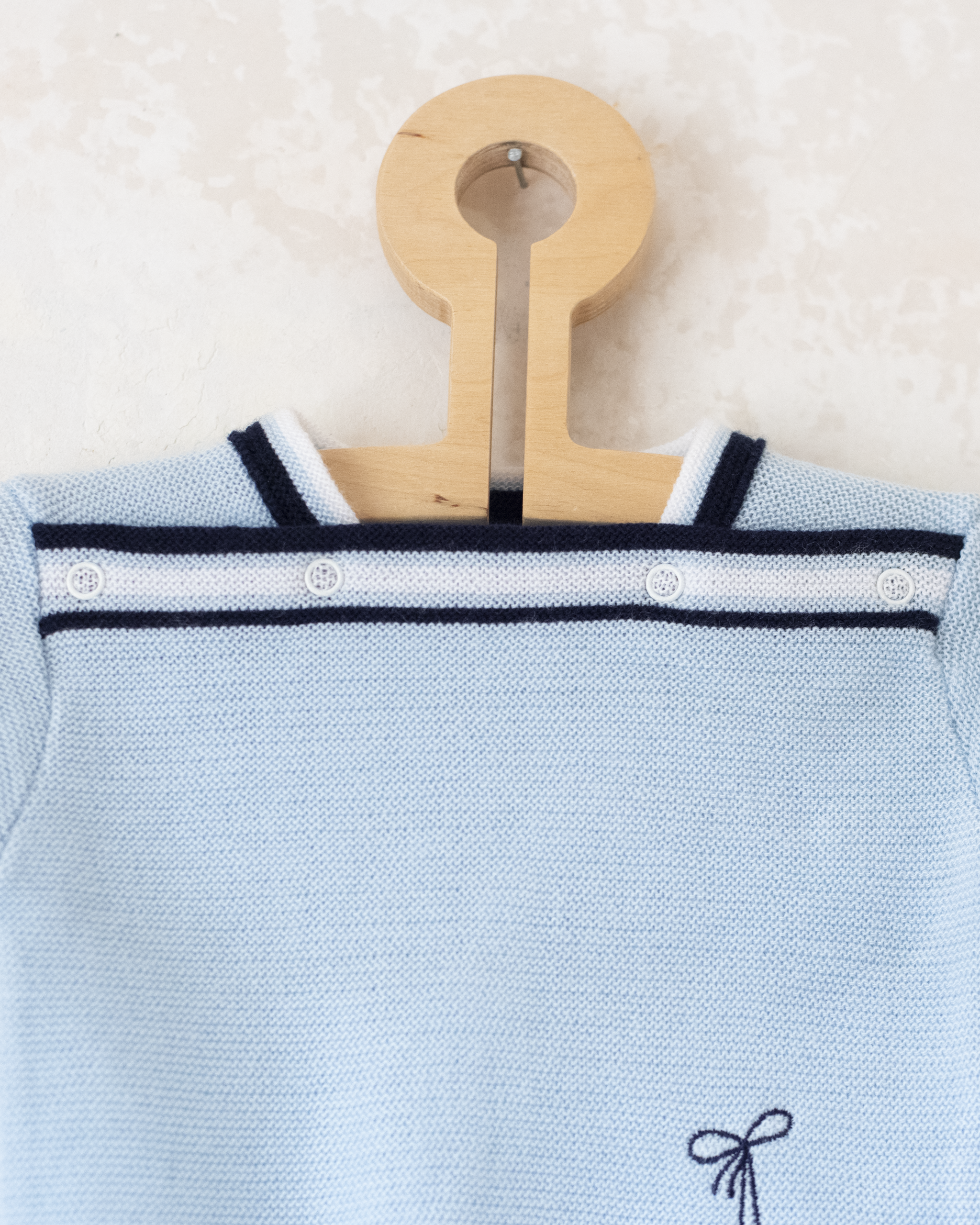 סריג תכלת עם מגפיים רקומות | דד סטוק צרפתי | 9-12 חודשים