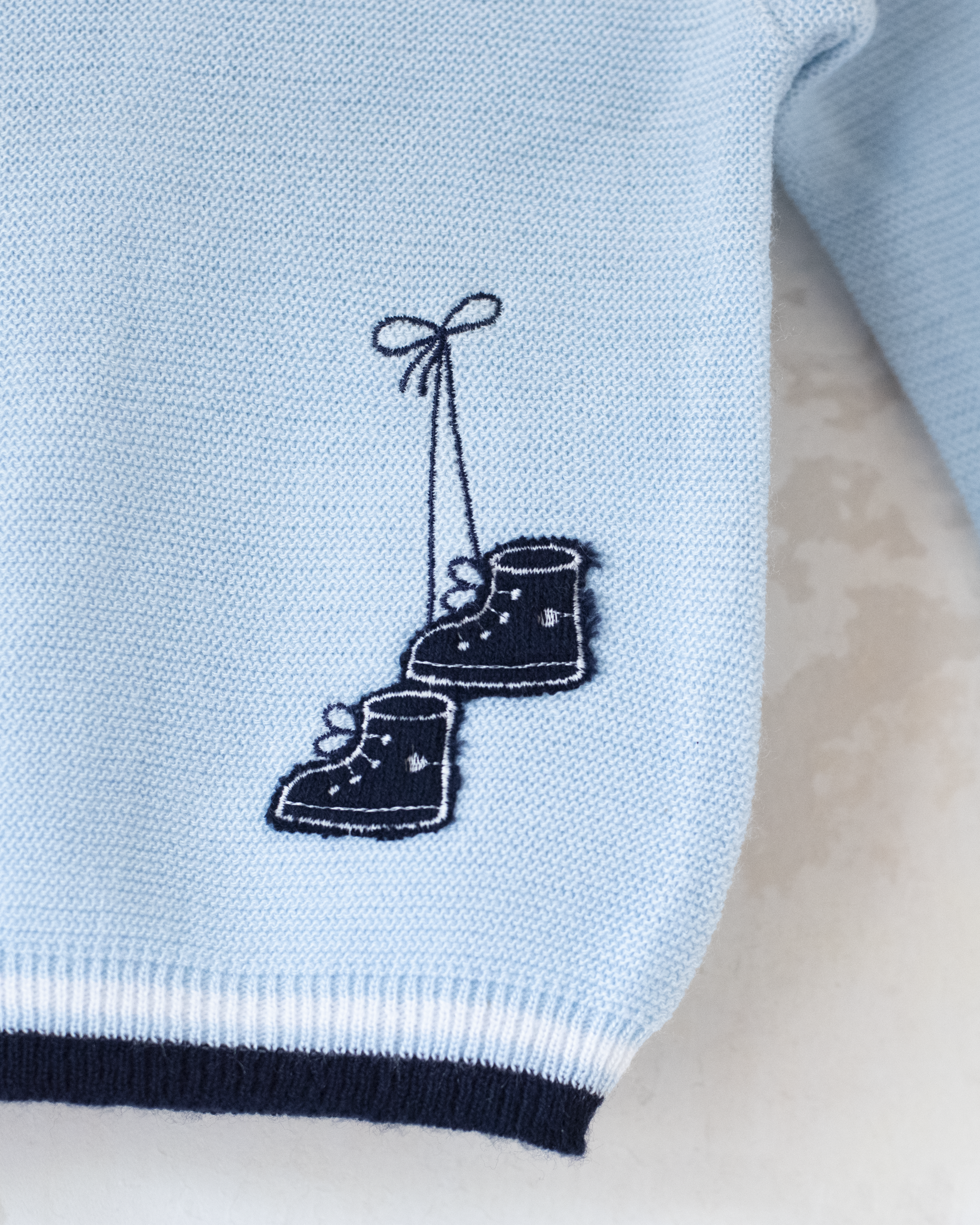 סריג תכלת עם מגפיים רקומות | דד סטוק צרפתי | 9-12 חודשים