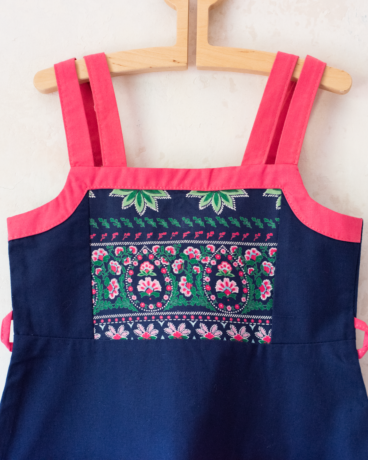 Blue dress with pink straps and floral pockets | Belgian dead stock from the 70s | 7-8 years