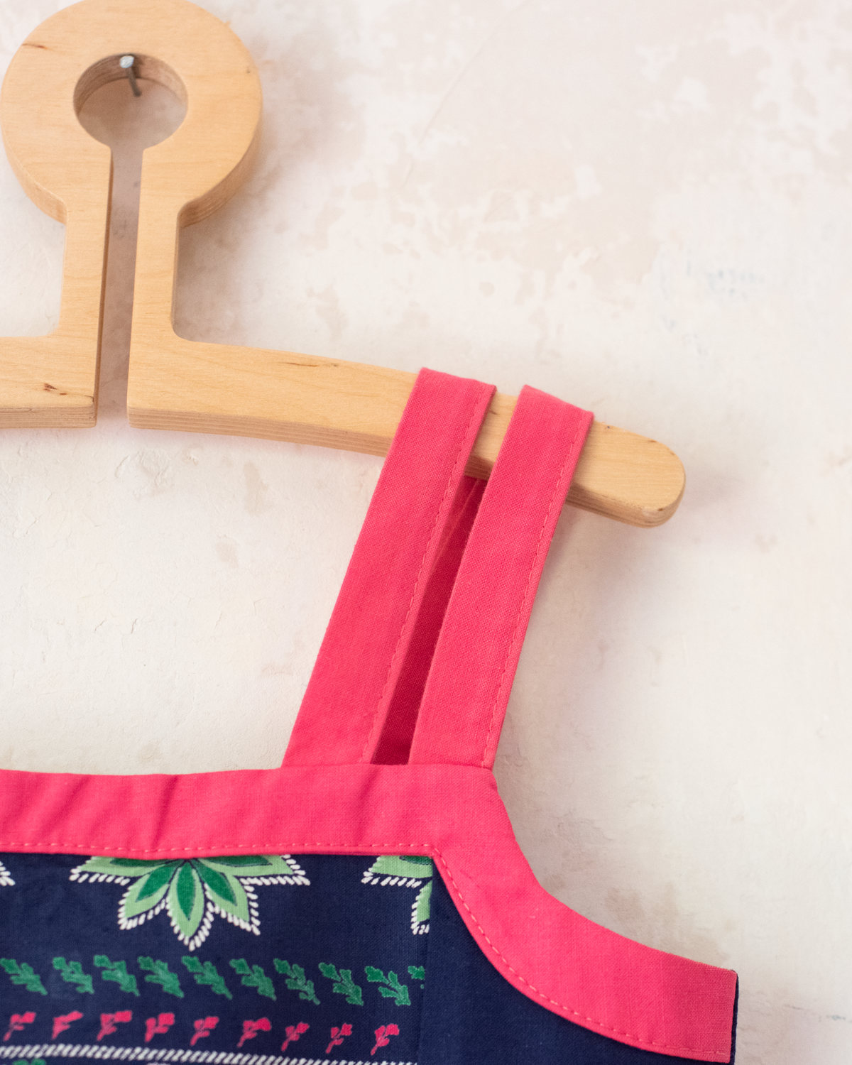 Blue dress with pink straps and floral pockets | Belgian dead stock from the 70s | 7-8 years