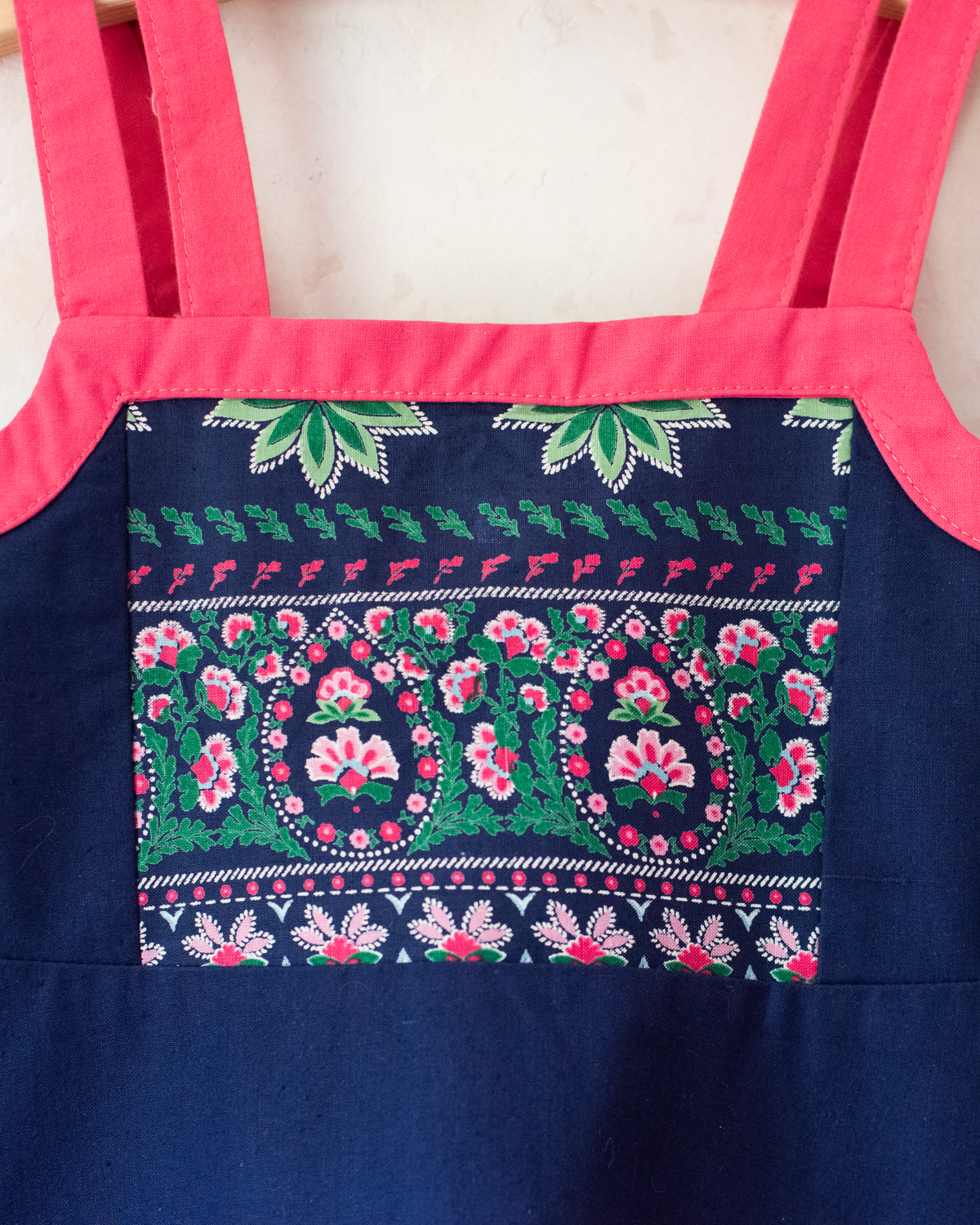 Blue dress with pink straps and floral pockets | Belgian dead stock from the 70s | 7-8 years